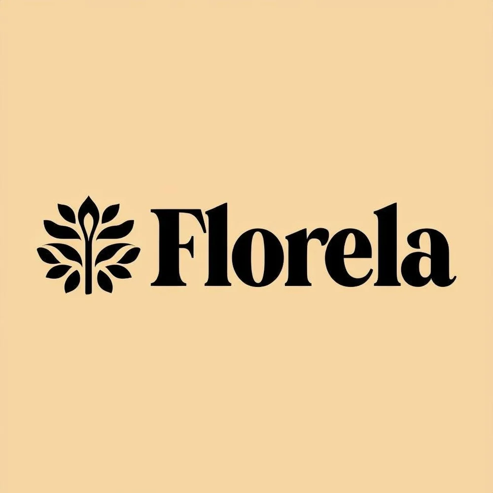 Цветочный логотип Florela на тёплой бежевой подложке
